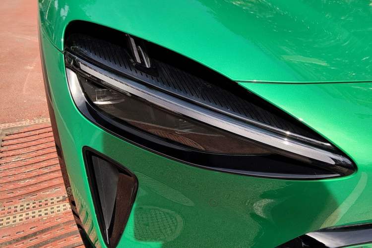 Used Xiaomi Auto YU7 2025 Ultra-Long Range High-Performance All-Wheel-Drive Max Edition Right Front Headlight
