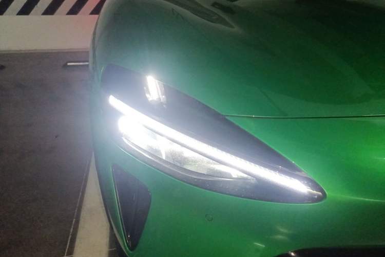 Used Xiaomi Auto YU7 2025 Ultra-Long Range Rear-Wheel Drive Version Right Front Headlight