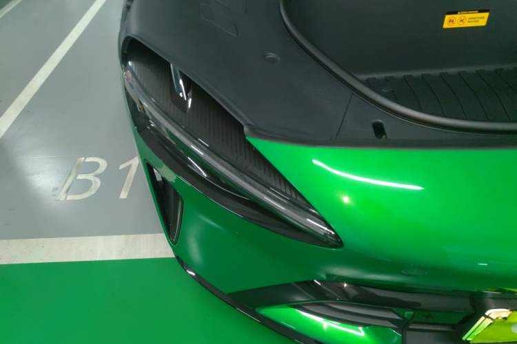 Used Xiaomi Auto YU7 2025 Ultra-Long Range Rear-Wheel Drive Version Right Front Headlight
