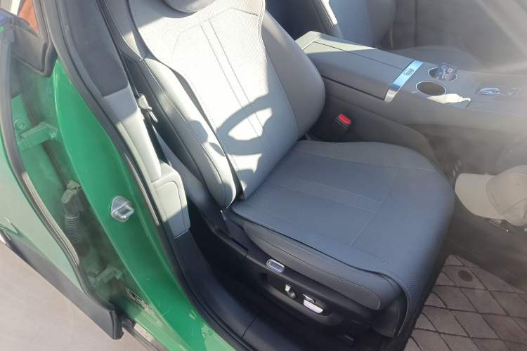 Used Xiaomi Auto YU7 2025 Ultra-Long Range High-Performance All-Wheel-Drive Max Edition Right Front Seat