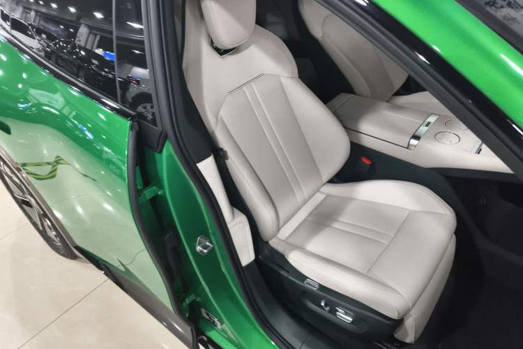 Used Xiaomi Auto YU7 2025 Ultra-Long Range Rear-Wheel Drive Version Right Front Seat