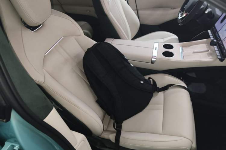 Used Xiaomi Auto YU7 2025 Ultra-Long Range High-Performance All-Wheel-Drive Max Edition Right Front Seat