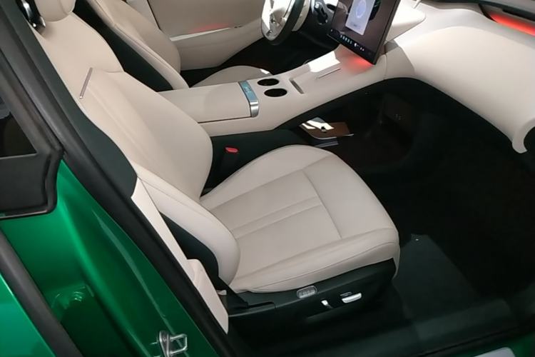 Used Xiaomi Auto YU7 2025 Ultra-Long Range Rear-Wheel Drive Version Right Front Seat