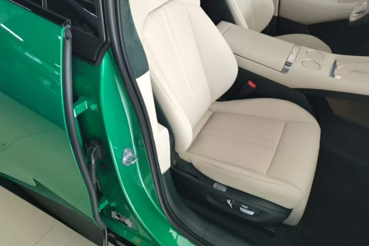 Used Xiaomi Auto YU7 2025 Ultra-Long Range High-Performance All-Wheel-Drive Max Edition Right Front Seat