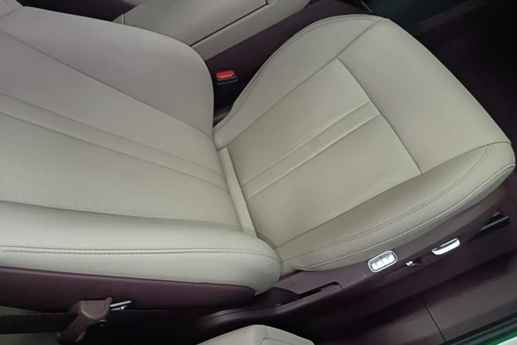 Used Xiaomi Auto YU7 2025 Ultra-Long Range Rear-Wheel Drive Version Right Front Seat