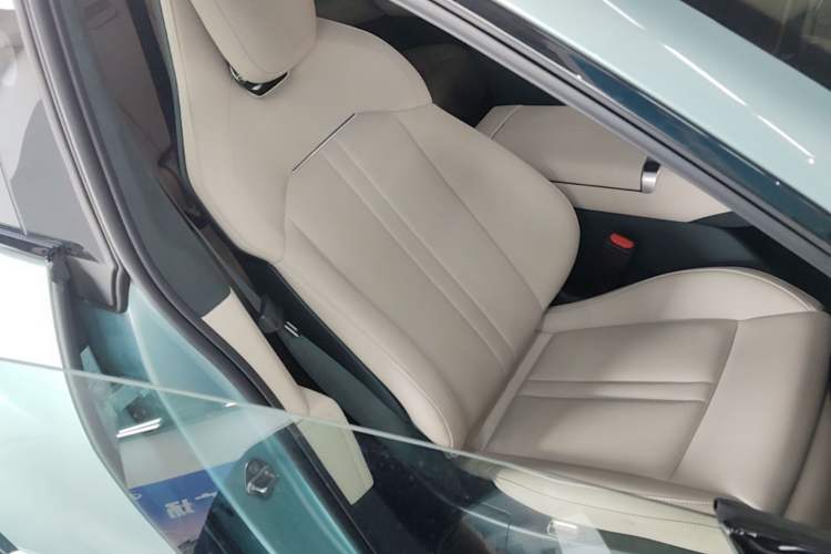 Used Xiaomi Auto YU7 2025 Ultra-Long Range High-Performance All-Wheel-Drive Max Edition Right Front Seat