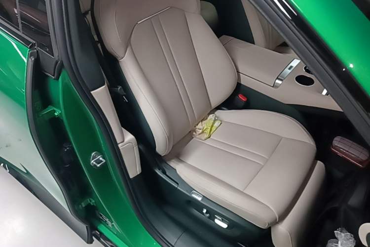 Used Xiaomi Auto YU7 2025 Ultra-Long Range Rear-Wheel Drive Version Right Front Seat