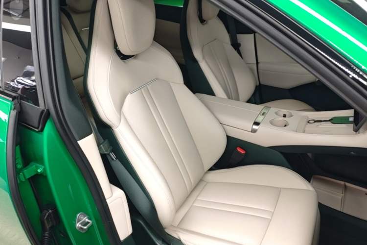 Used Xiaomi Auto YU7 2025 Ultra-Long Range Rear-Wheel Drive Version Right Front Seat