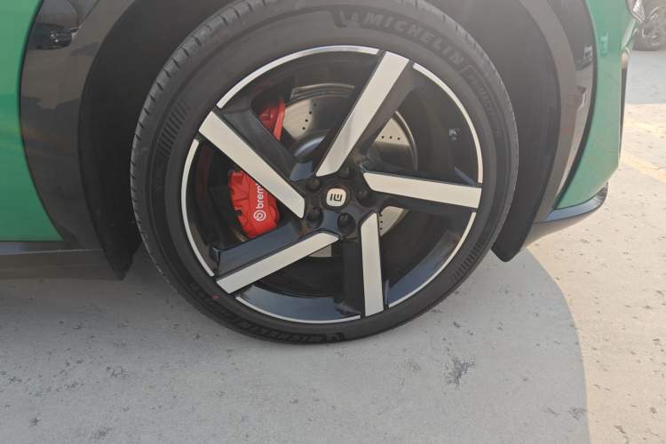 Used Xiaomi Auto YU7 2025 Ultra-Long Range High-Performance All-Wheel-Drive Max Edition Right Front Wheel Hub