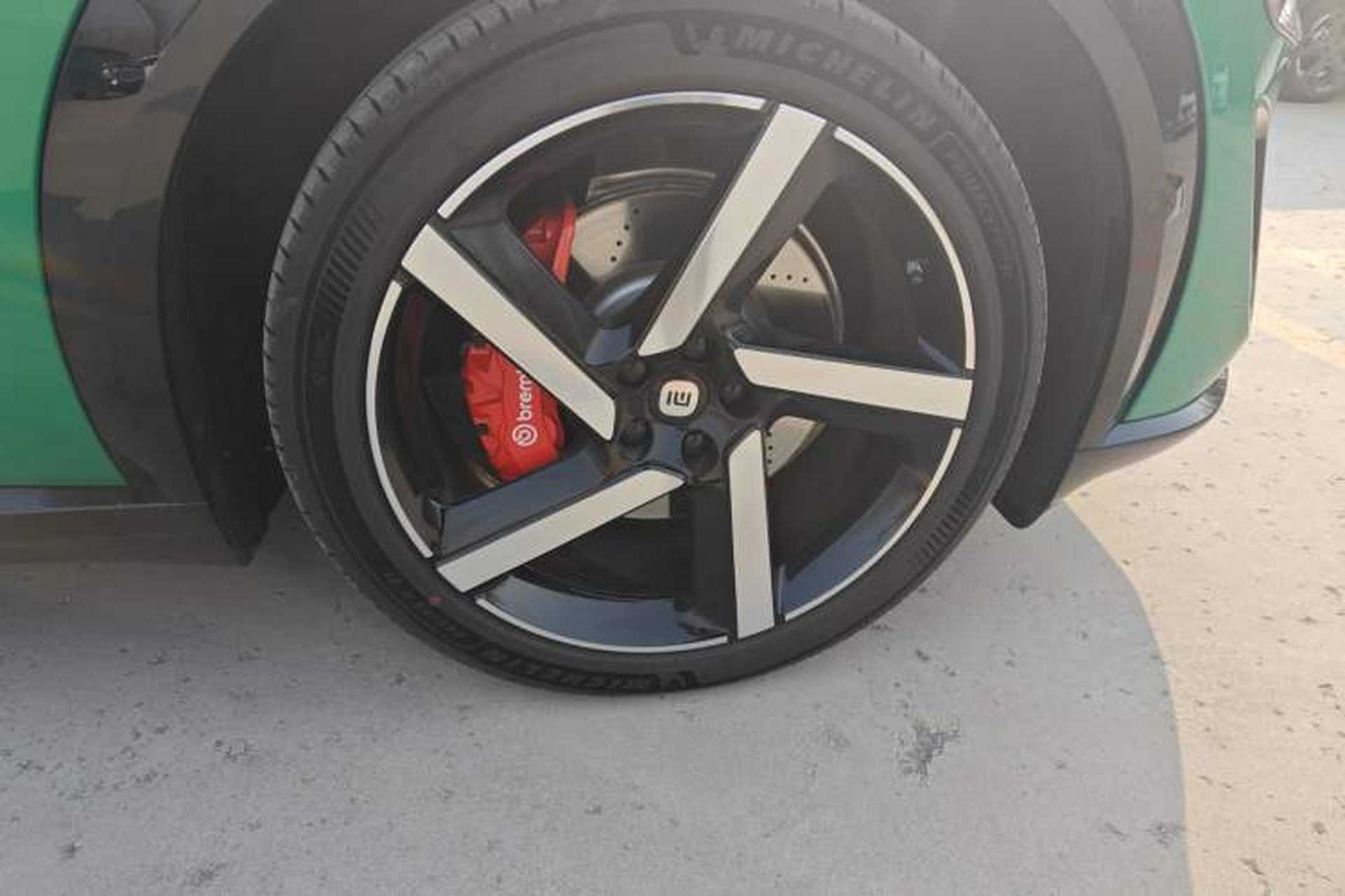 Used Xiaomi Auto YU7 2025 Ultra-Long Range High-Performance All-Wheel-Drive Max Edition Right Front Wheel Hub