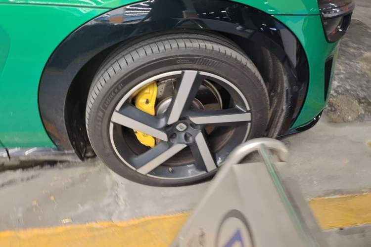 Used Xiaomi Auto YU7 2025 Ultra-Long Range High-Performance All-Wheel-Drive Max Edition Right Front Wheel Hub