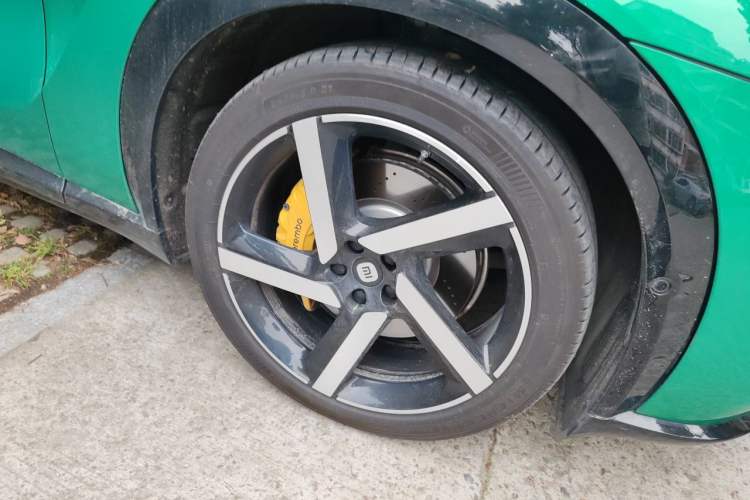 Used Xiaomi Auto YU7 2025 Ultra-Long Range High-Performance All-Wheel-Drive Max Edition Right Front Wheel Hub