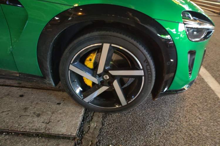 Used Xiaomi Auto YU7 2025 Ultra-Long Range High-Performance All-Wheel-Drive Max Edition Right Front Wheel Hub