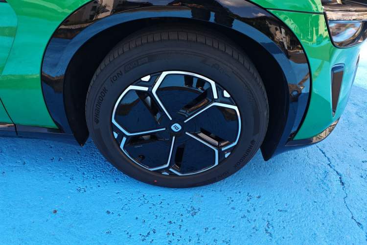 Used Xiaomi Auto YU7 2025 Ultra-Long Range Rear-Wheel Drive Version Right Front Wheel Hub