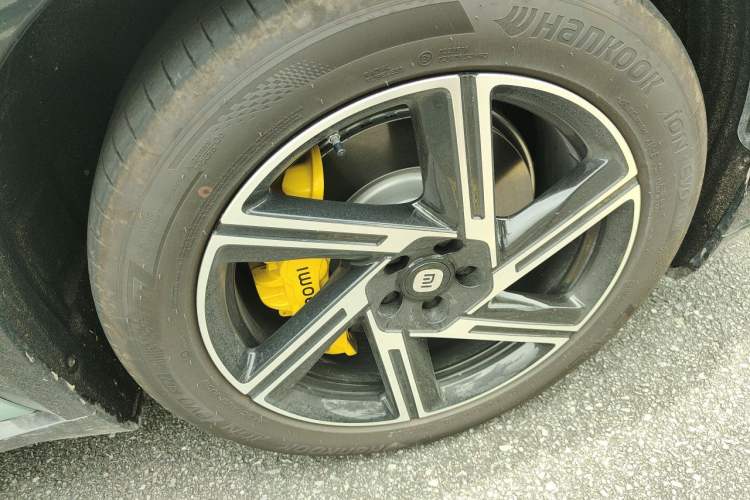 Used Xiaomi Auto YU7 2025 Ultra-Long Range Rear-Wheel Drive Version Right Front Wheel Hub