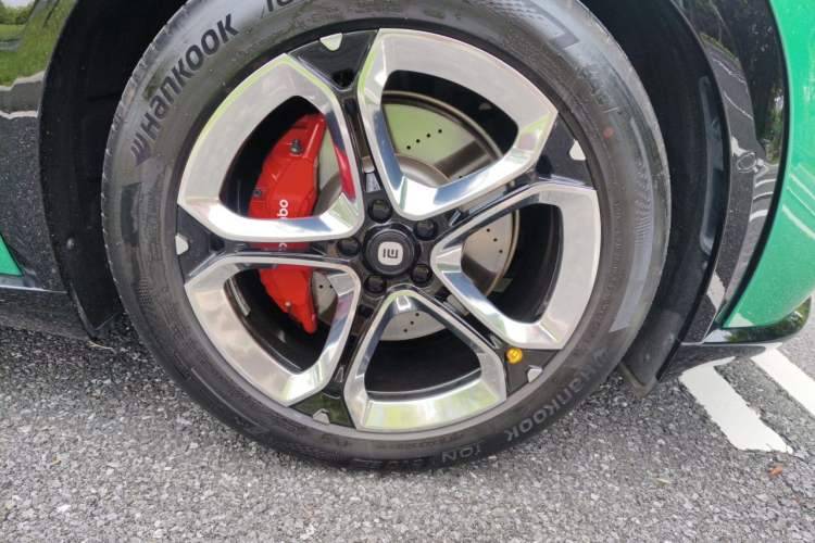 Used Xiaomi Auto YU7 2025 Ultra-Long Range High-Performance All-Wheel-Drive Max Edition Right Front Wheel Hub