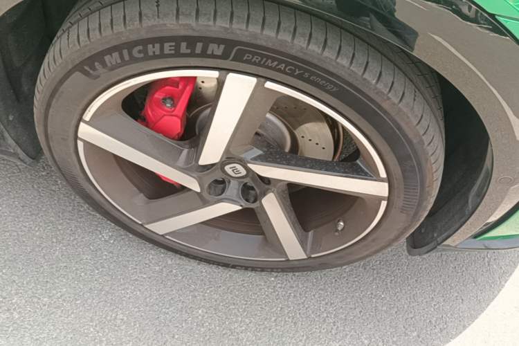 Used Xiaomi Auto YU7 2025 Ultra-Long Range High-Performance All-Wheel-Drive Max Edition Right Front Wheel Hub