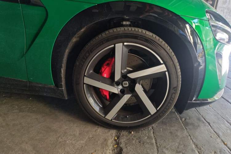 Used Xiaomi Auto YU7 2025 Ultra-Long Range High-Performance All-Wheel-Drive Max Edition Right Front Wheel Hub
