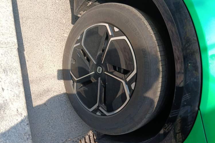 Used Xiaomi Auto YU7 2025 Ultra-Long Range Rear-Wheel Drive Version Right Front Wheel Hub