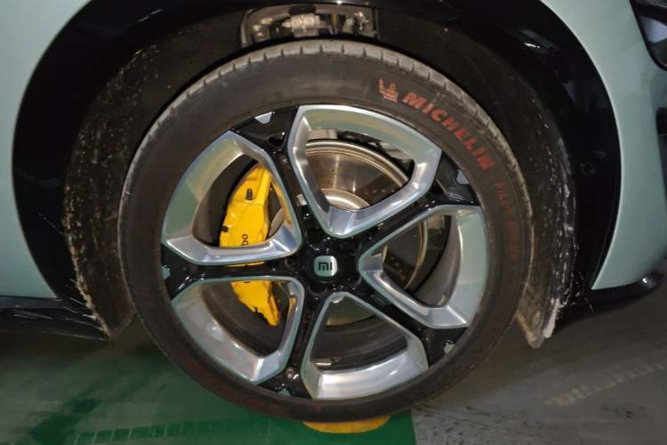 Used Xiaomi Auto YU7 2025 Ultra-Long Range High-Performance All-Wheel-Drive Max Edition Right Front Wheel Hub