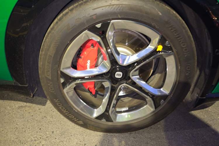 Used Xiaomi Auto YU7 2025 Ultra-Long Range High-Performance All-Wheel-Drive Max Edition Right Front Wheel Hub
