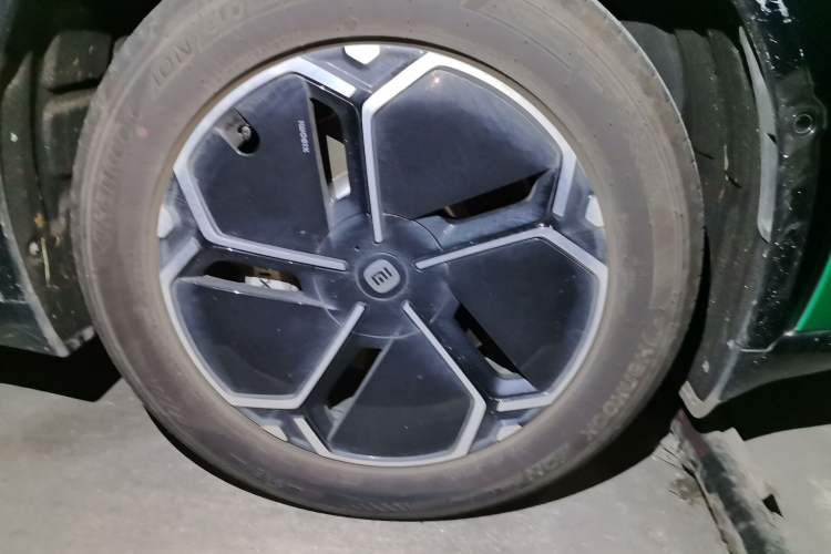 Used Xiaomi Auto YU7 2025 Ultra-Long Range Rear-Wheel Drive Version Right Front Wheel Hub