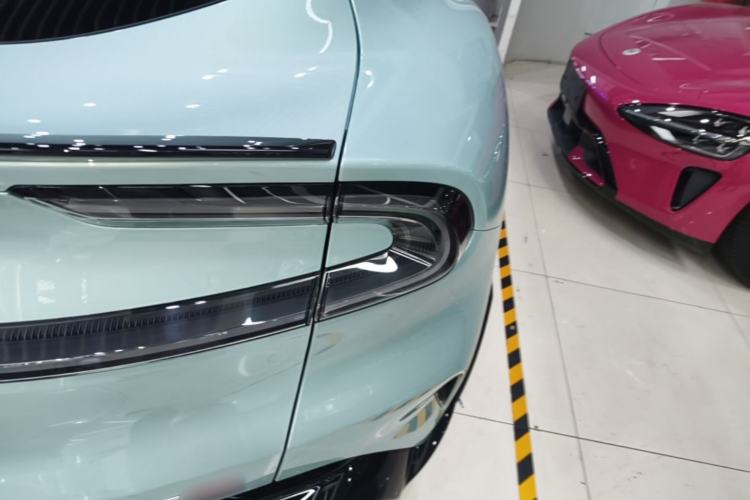 Used Xiaomi Auto YU7 2025 Ultra-Long Range High-Performance All-Wheel-Drive Max Edition Right Rear Taillight