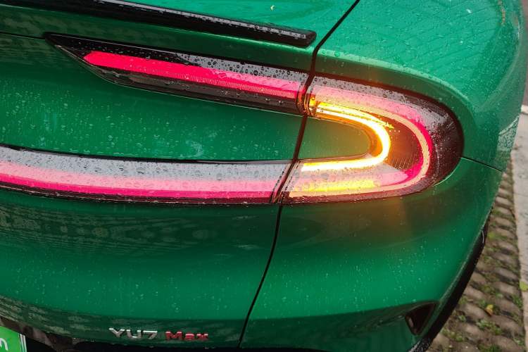 Used Xiaomi Auto YU7 2025 Ultra-Long Range High-Performance All-Wheel-Drive Max Edition Right Rear Taillight