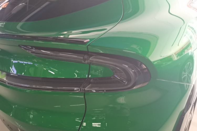 Used Xiaomi Auto YU7 2025 Ultra-Long Range High-Performance All-Wheel-Drive Max Edition Right Rear Taillight