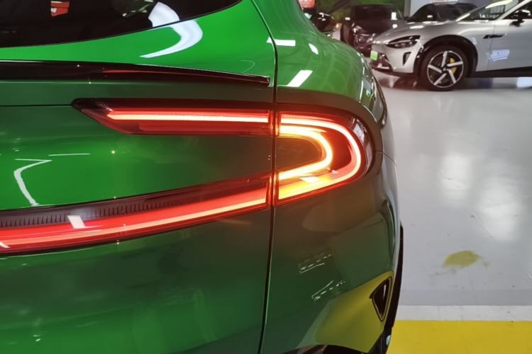 Used Xiaomi Auto YU7 2025 Ultra-Long Range High-Performance All-Wheel-Drive Max Edition Right Rear Taillight