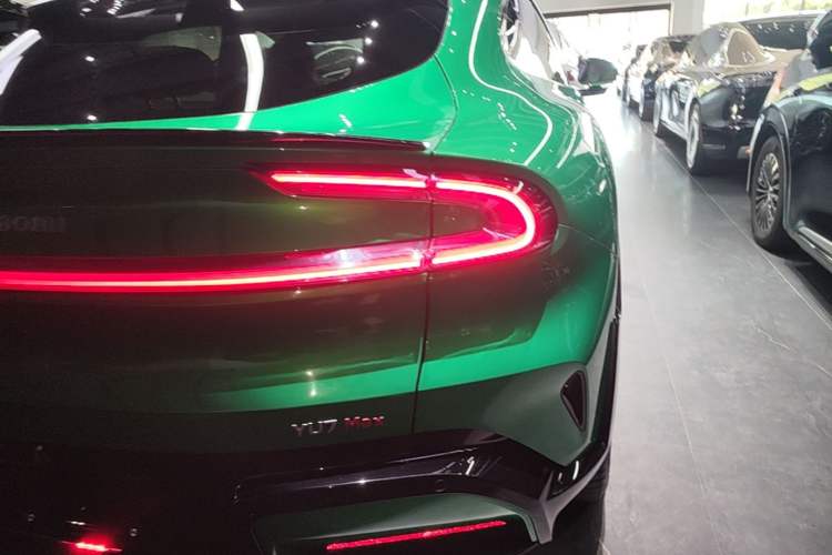 Used Xiaomi Auto YU7 2025 Ultra-Long Range High-Performance All-Wheel-Drive Max Edition Right Rear Taillight