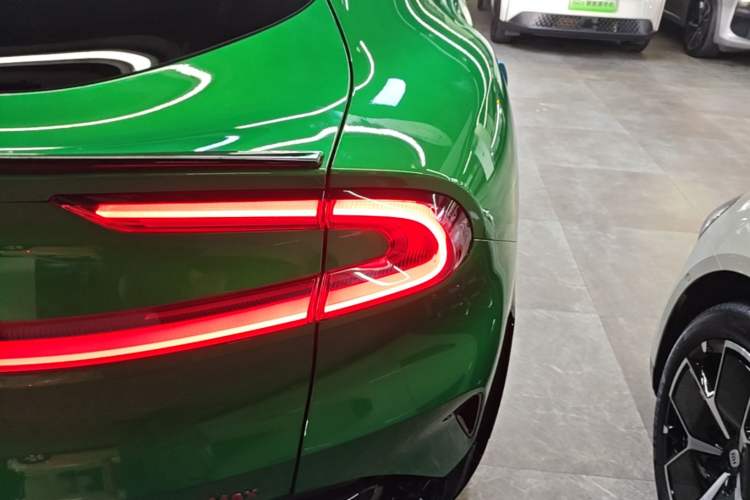 Used Xiaomi Auto YU7 2025 Ultra-Long Range High-Performance All-Wheel-Drive Max Edition Right Rear Taillight