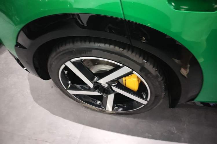Used Xiaomi Auto YU7 2025 Ultra-Long Range High-Performance All-Wheel-Drive Max Edition Right Rear Wheel Hub
