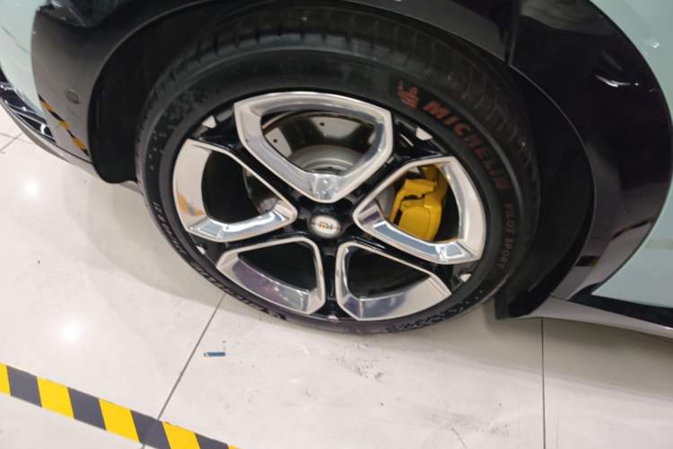 Used Xiaomi Auto YU7 2025 Ultra-Long Range High-Performance All-Wheel-Drive Max Edition Right Rear Wheel Hub