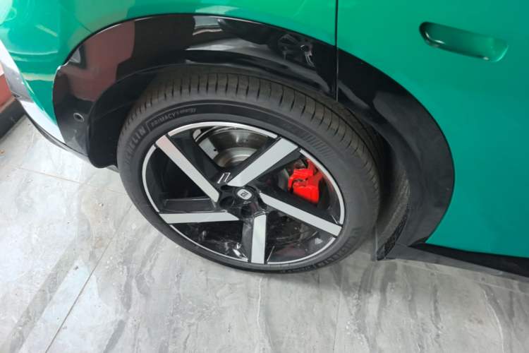 Used Xiaomi Auto YU7 2025 Ultra-Long Range High-Performance All-Wheel-Drive Max Edition Right Rear Wheel Hub