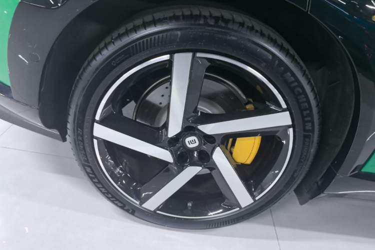 Used Xiaomi Auto YU7 2025 Ultra-Long Range High-Performance All-Wheel-Drive Max Edition Right Rear Wheel Hub