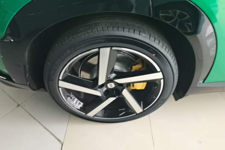 Used Xiaomi Auto YU7 2025 Ultra-Long Range High-Performance All-Wheel-Drive Max Edition Right Rear Wheel Hub