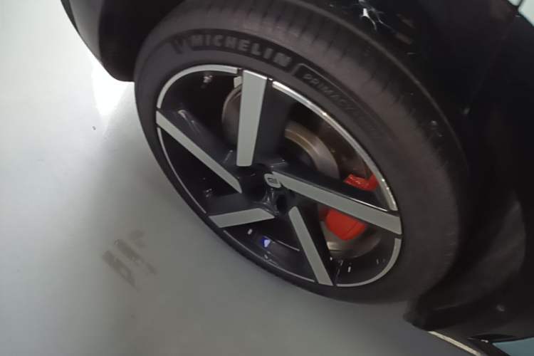 Used Xiaomi Auto YU7 2025 Ultra-Long Range High-Performance All-Wheel-Drive Max Edition Right Rear Wheel Hub