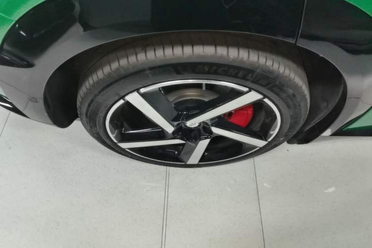 Used Xiaomi Auto YU7 2025 Ultra-Long Range High-Performance All-Wheel-Drive Max Edition Right Rear Wheel Hub