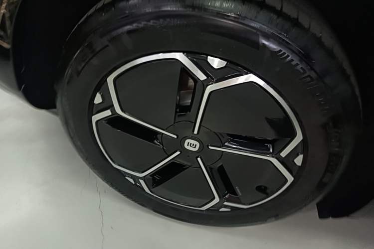 Used Xiaomi Auto YU7 2025 Ultra-Long Range Rear-Wheel Drive Version Right Rear Wheel Hub
