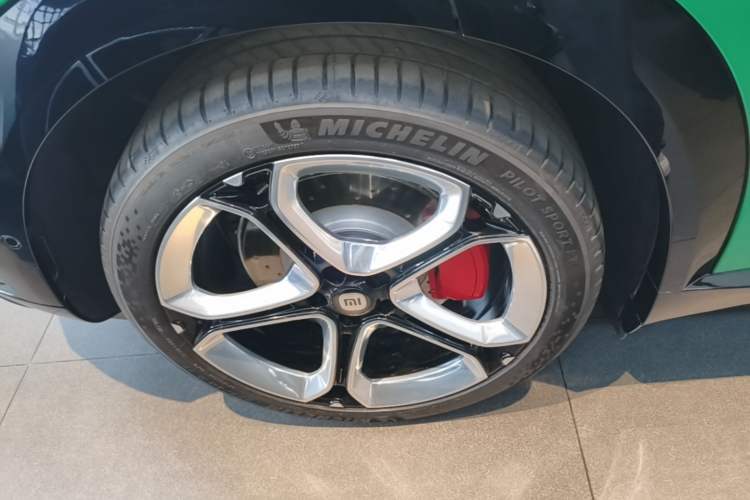Used Xiaomi Auto YU7 2025 Ultra-Long Range High-Performance All-Wheel-Drive Max Edition Right Rear Wheel Hub