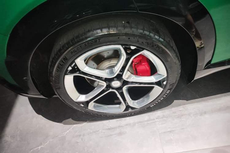 Used Xiaomi Auto YU7 2025 Ultra-Long Range High-Performance All-Wheel-Drive Max Edition Right Rear Wheel Hub