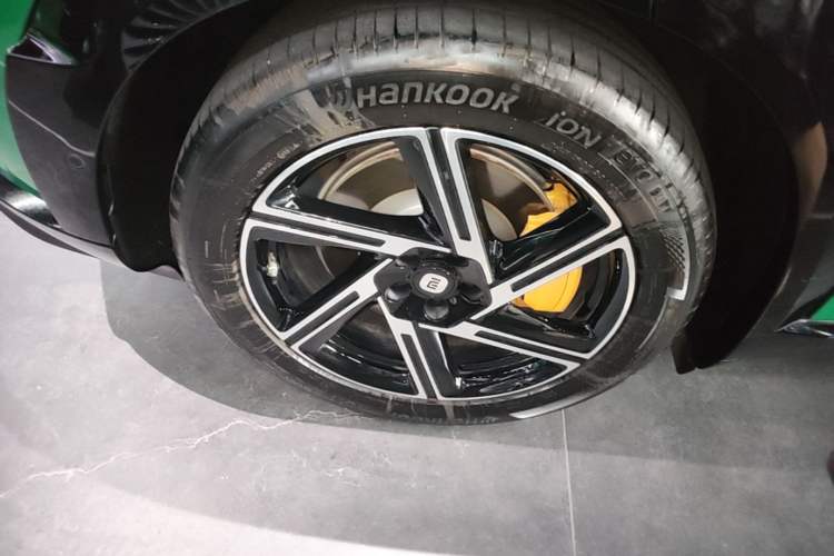 Used Xiaomi Auto YU7 2025 Ultra-Long Range Rear-Wheel Drive Version Right Rear Wheel Hub