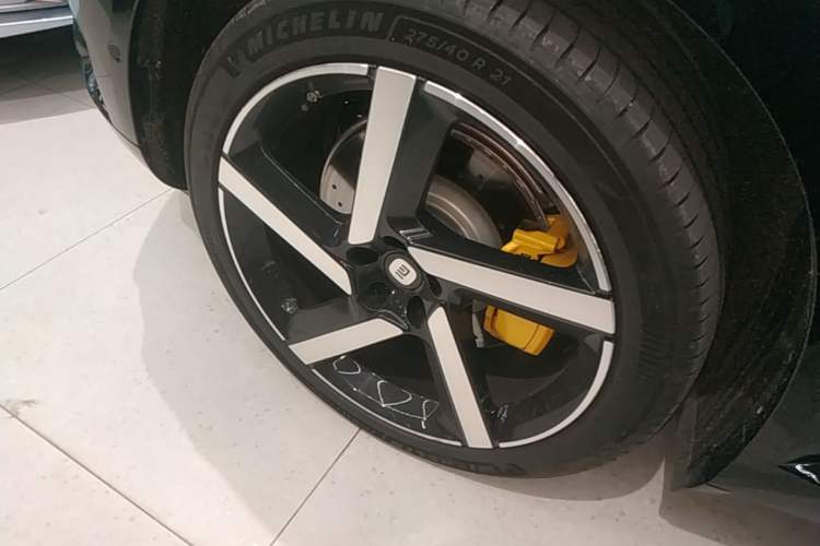 Used Xiaomi Auto YU7 2025 Ultra-Long Range High-Performance All-Wheel-Drive Max Edition Right Rear Wheel Hub