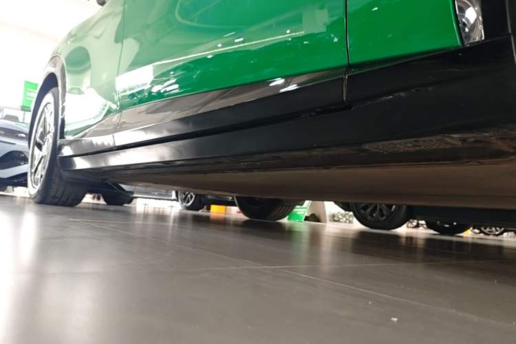 Used Xiaomi Auto YU7 2025 Ultra-Long Range Rear-Wheel Drive Version Right Side Sill