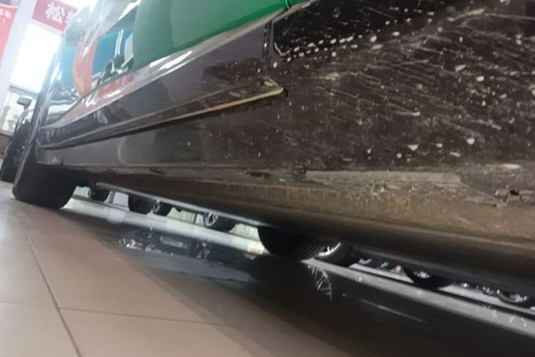 Used Xiaomi Auto YU7 2025 Ultra-Long Range All-Wheel Drive Pro Version Right Side Sill