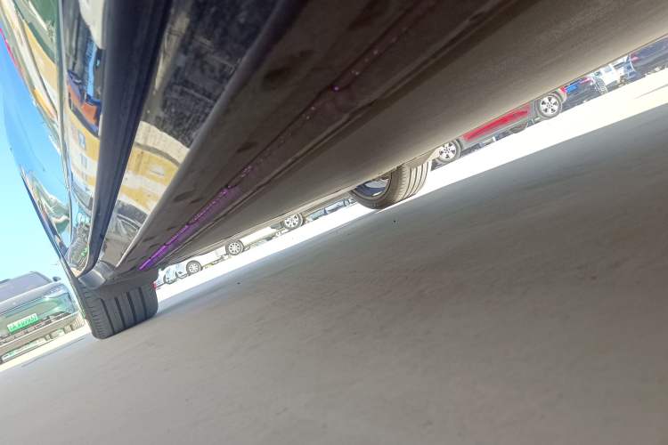 Used Xiaomi Auto YU7 2025 Ultra-Long Range High-Performance All-Wheel-Drive Max Edition Right Side Sill