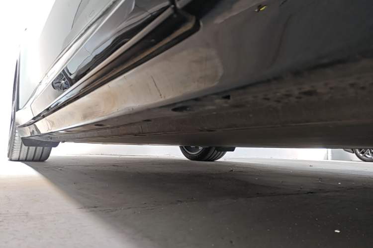 Used Xiaomi Auto YU7 2025 Ultra-Long Range High-Performance All-Wheel-Drive Max Edition Right Side Sill