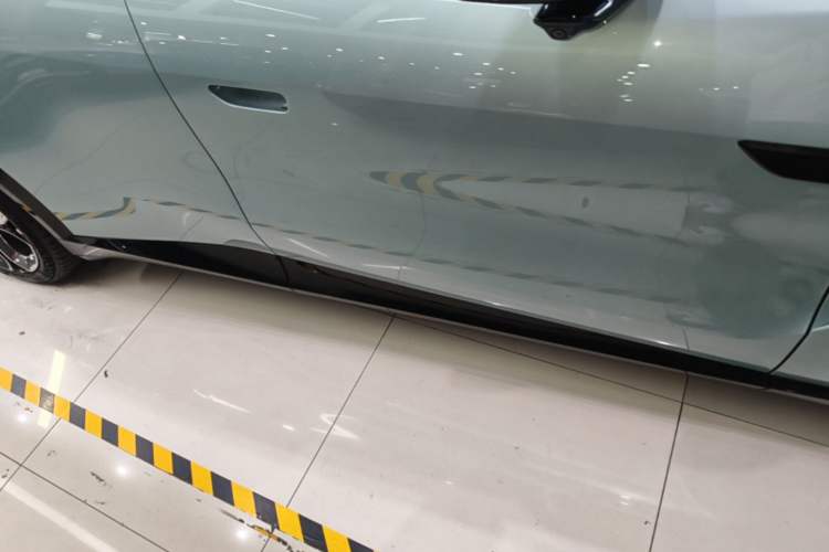 Used Xiaomi Auto YU7 2025 Ultra-Long Range High-Performance All-Wheel-Drive Max Edition Right Side Sill