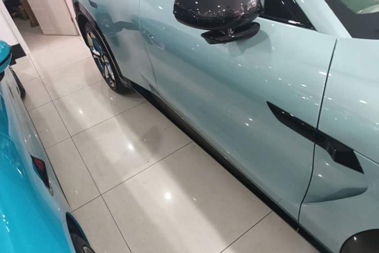 Used Xiaomi Auto YU7 2025 Ultra-Long Range High-Performance All-Wheel-Drive Max Edition Right Side Sill